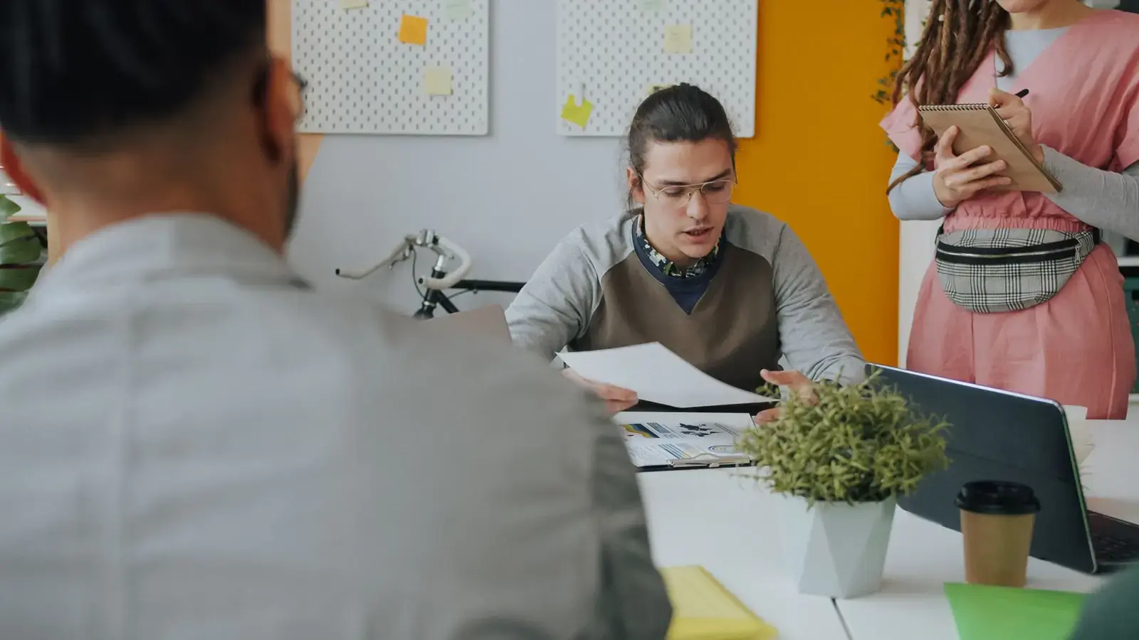 Colleagues discussing a plan at a shared desk